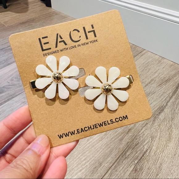 Each Flower Barrette Set - Picture 4 of 5